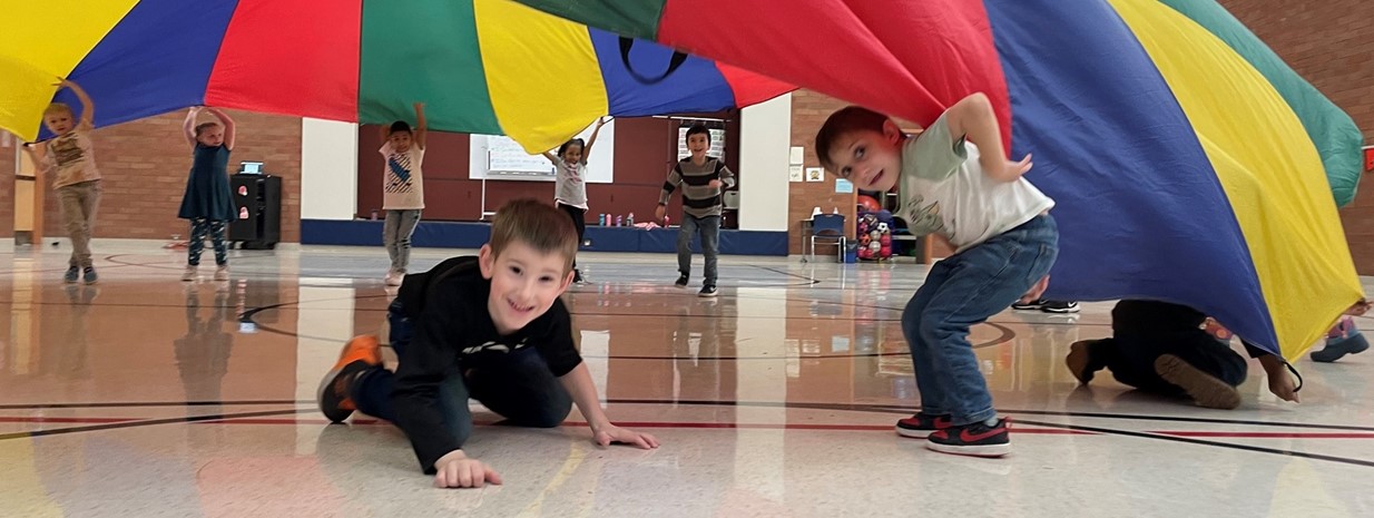 Kindergarten students work with the parachute in gym class!